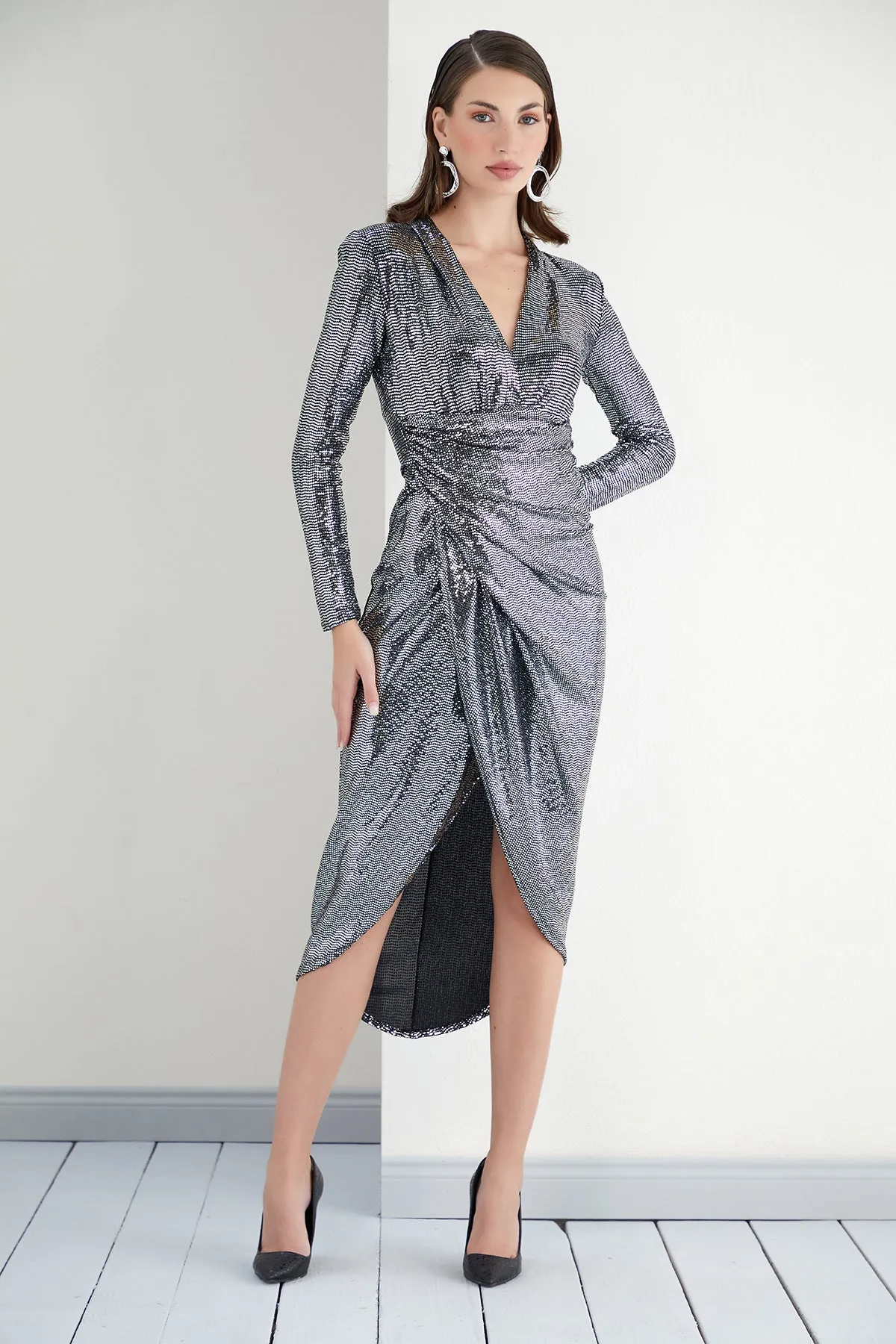 Glimmering Sequin Midi Dress in Silver