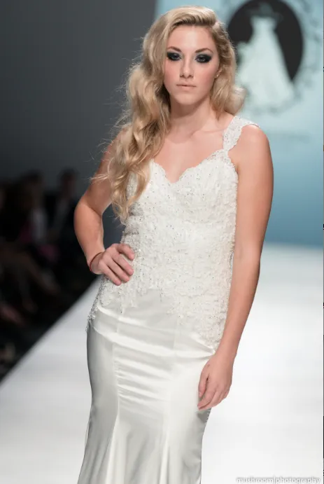 SAMPLE SALE/ Keyhole Back Wedding Dress (#Cahira)