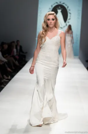 SAMPLE SALE/ Keyhole Back Wedding Dress (#Cahira)