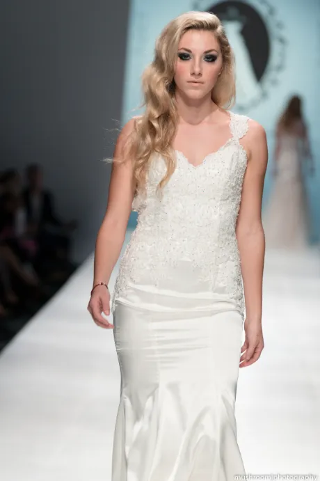 SAMPLE SALE/ Keyhole Back Wedding Dress (#Cahira)