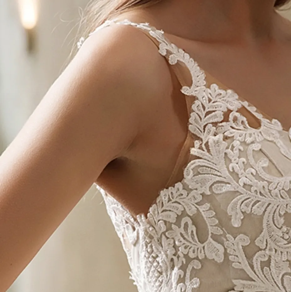 Vintage Lace Fit and Flare Wedding Dress With Court Train